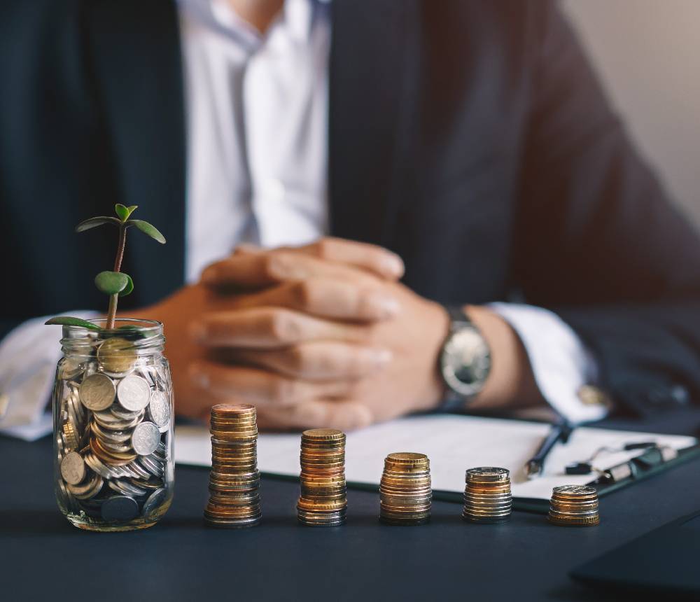 Advisors in discussion